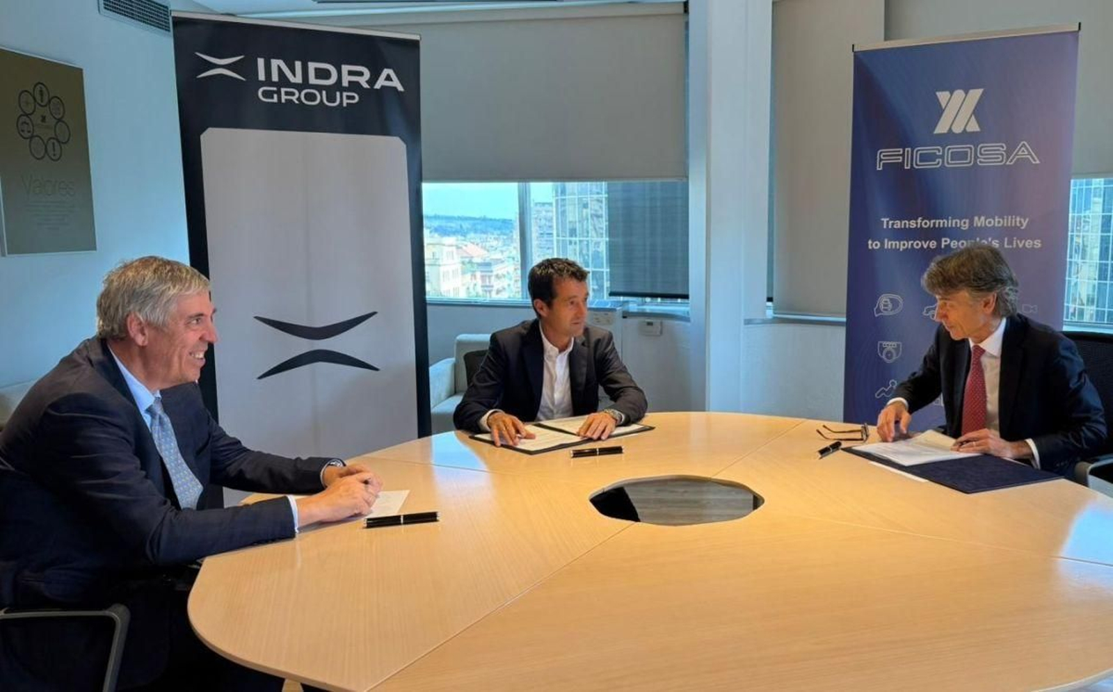Firma del acuerdo entre Indra y Ficosa.
