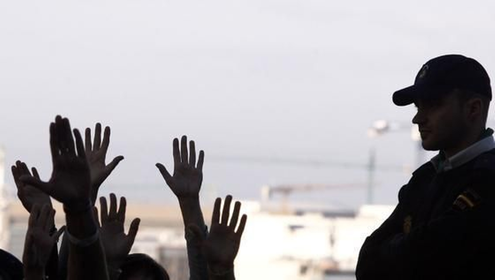 Los funcionarios se manifiestan en Torretriana para protestar ante la reunion con los sindicatos. 

Foto: Antonio Pizarro