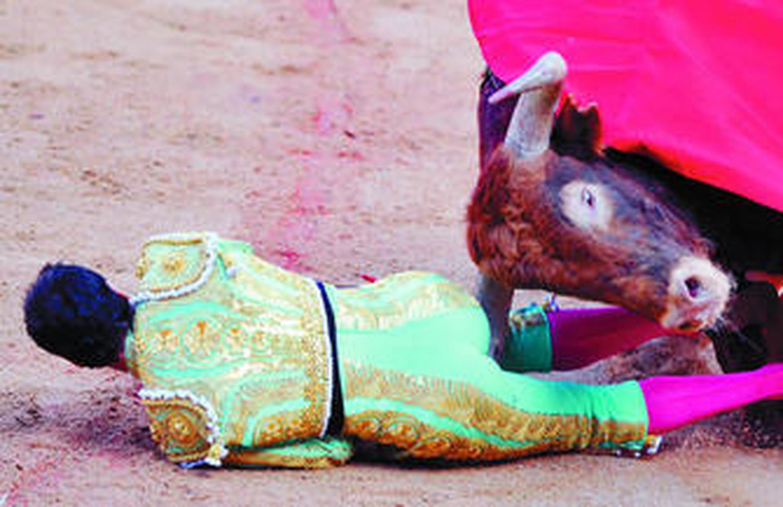 Momento en el que el primero de la tarde ataca a El Cid y le infiere una cornada en el escroto.