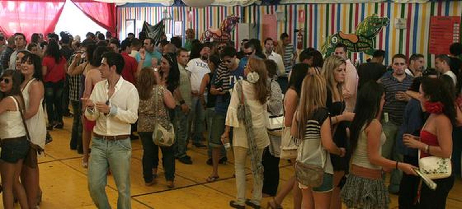 Ambiente general a primera hora de la tarde en la caseta de la peña Amigos del Caballo San Isidro Labrador.

Foto: Vanessa Perez