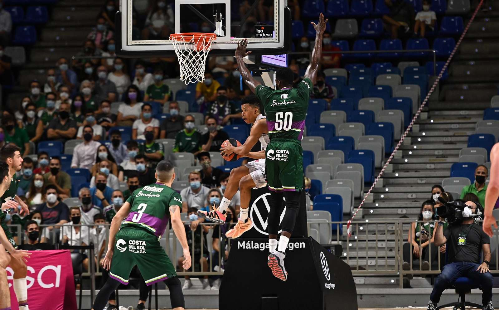 Micheal Eric trata de hacer un tapón en el Carpena.