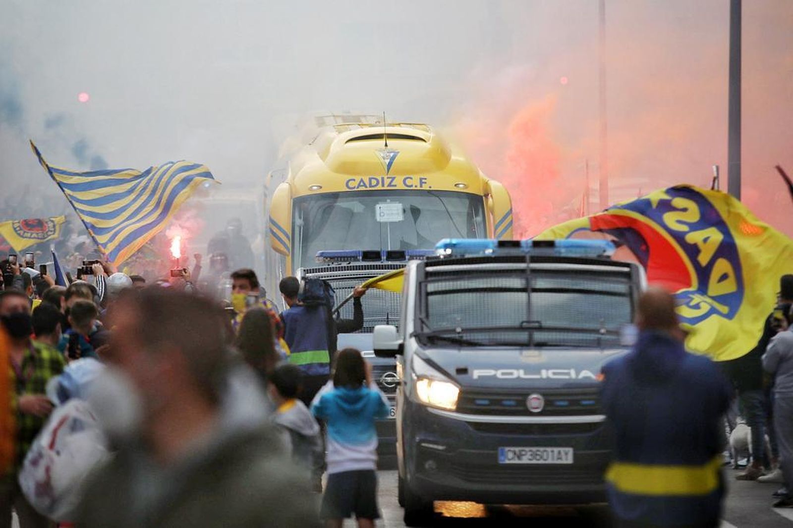 En imágenes, el espectacular recibimiento al autobús del Cádiz en la previa del partido frente al Real Madrid