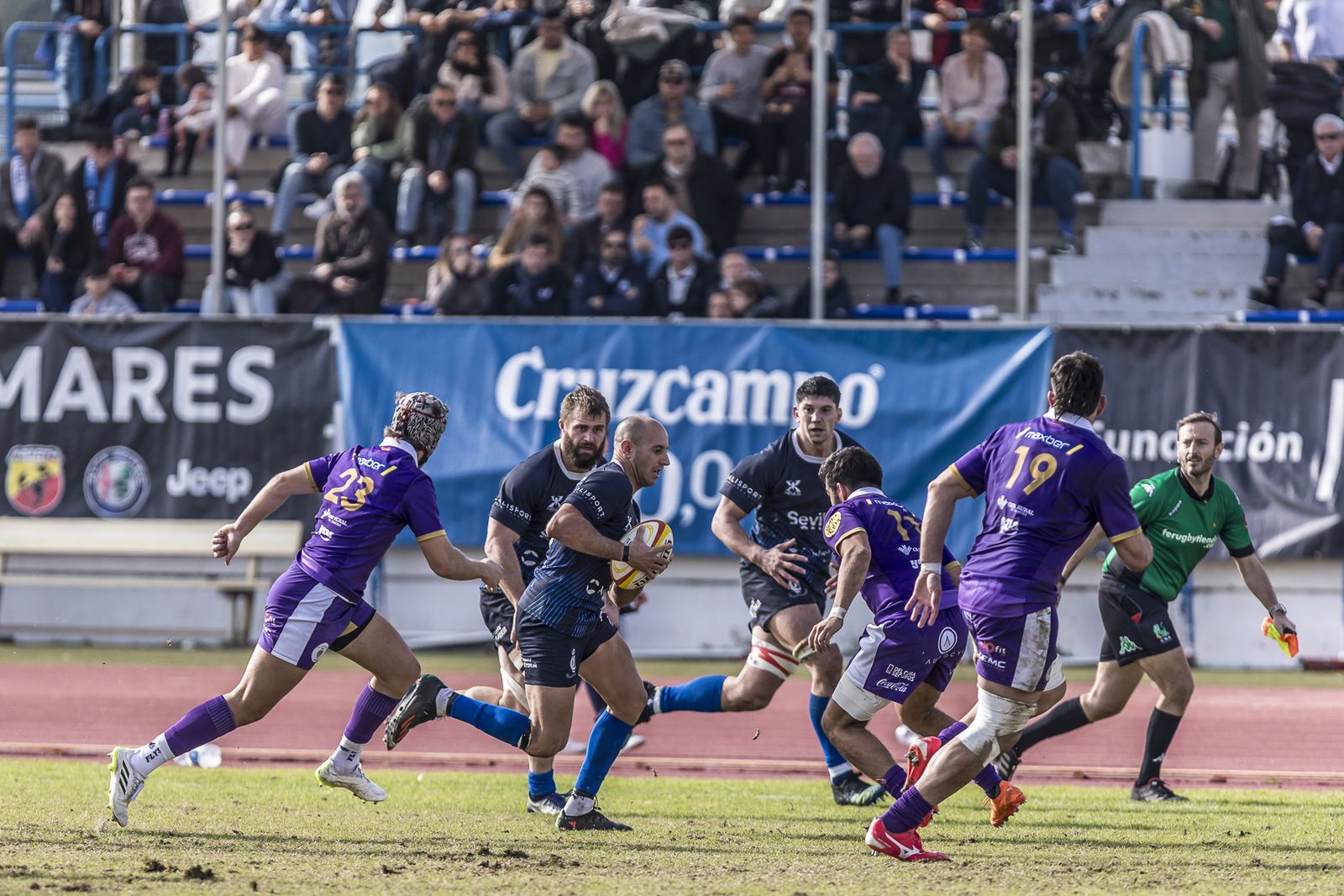 Sebas Poet avanza intentando driblar en carrera en campo visitante.