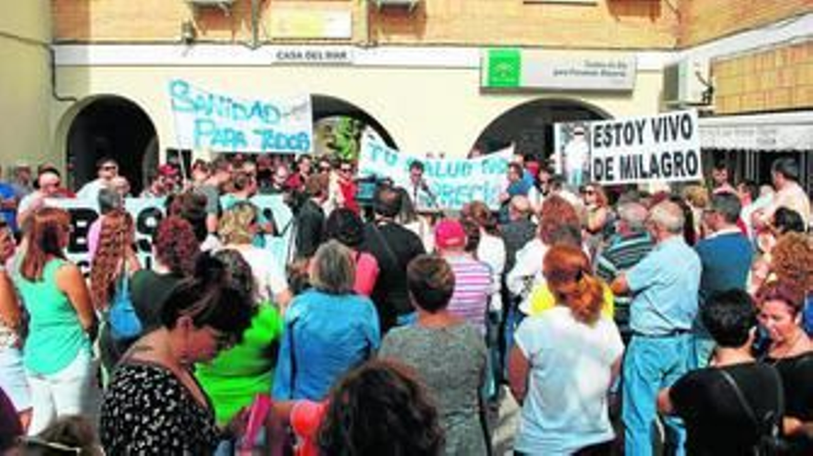Concentración de los vecinos de Barbate para reclamar una mejora en la asistencia sanitaria.
