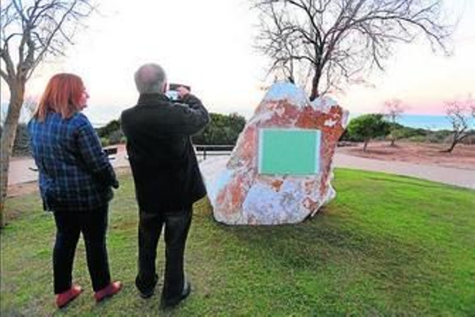 La piedra conmemorativa se sitúa en el paseo peatonal junto al Hotel Barceló.