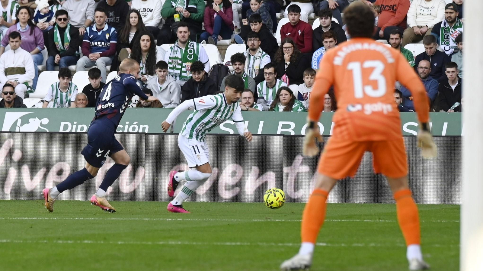 Kevin Medina intenta dejar atrás a Arambarri en el Eibar - Córdoba CF.