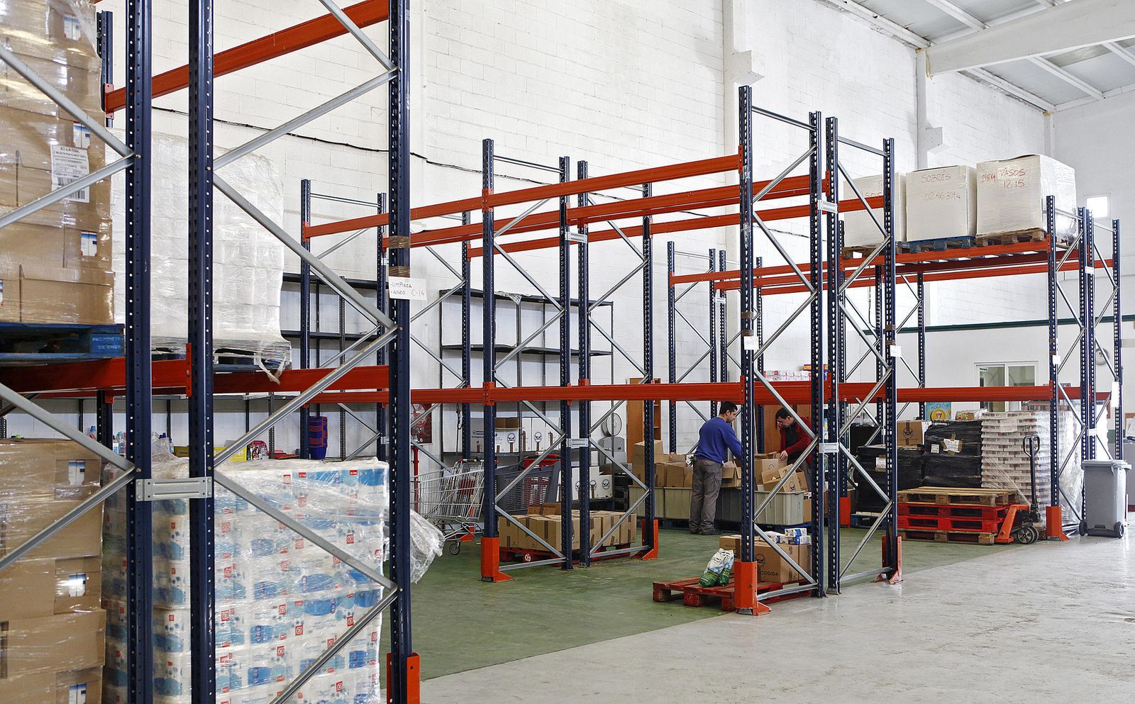 Estanterías vacías en el Banco de Alimentos de Cádiz, en una imagen de archivo.