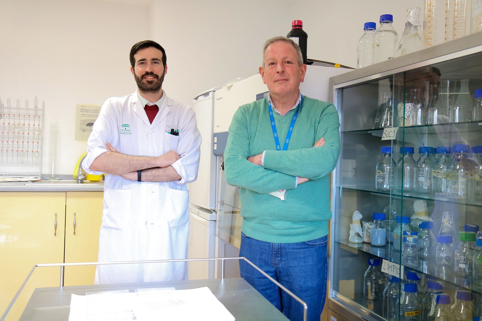 Ángel Rodríguez y José Antonio Lepe, de la unidad de Microbiología.