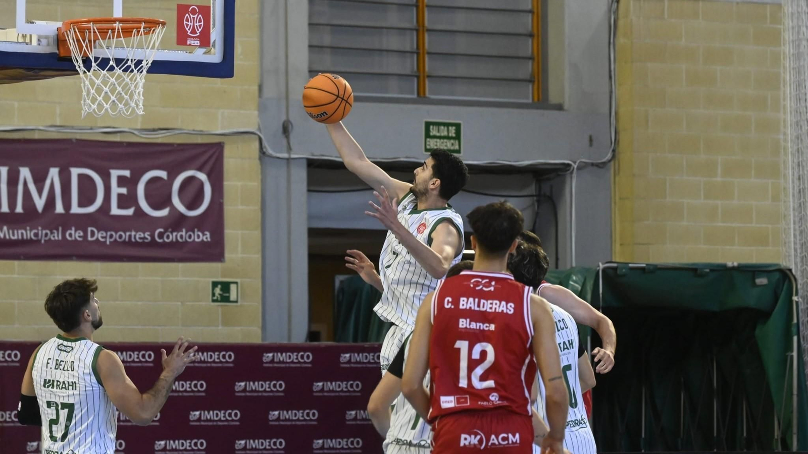 Alejandro Rodríguez penetra a canasta durante un lance del partido.