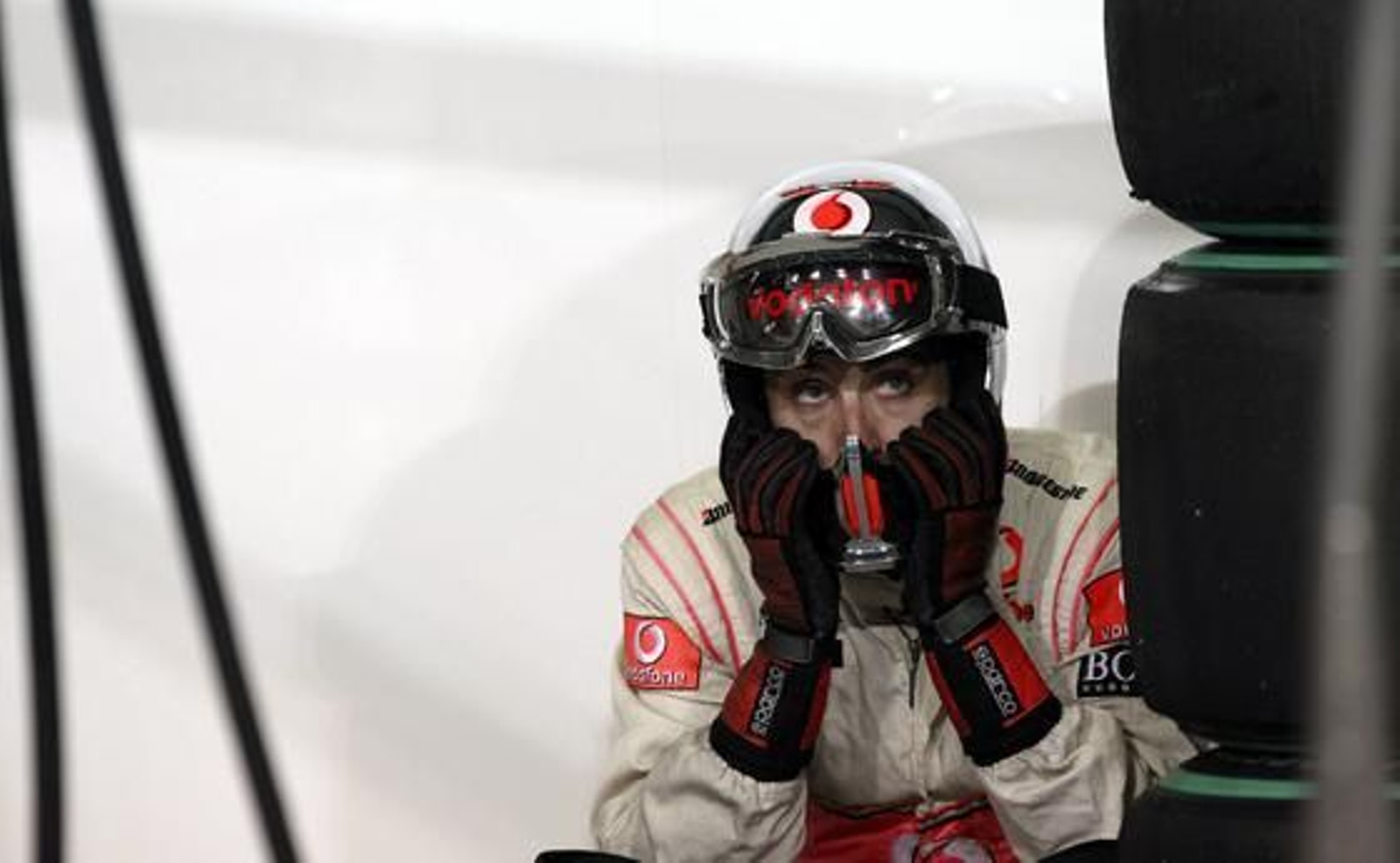 Un mecánico de McLaren sigue el Gran Premio de Abu Dhabi.

Foto: Reuters