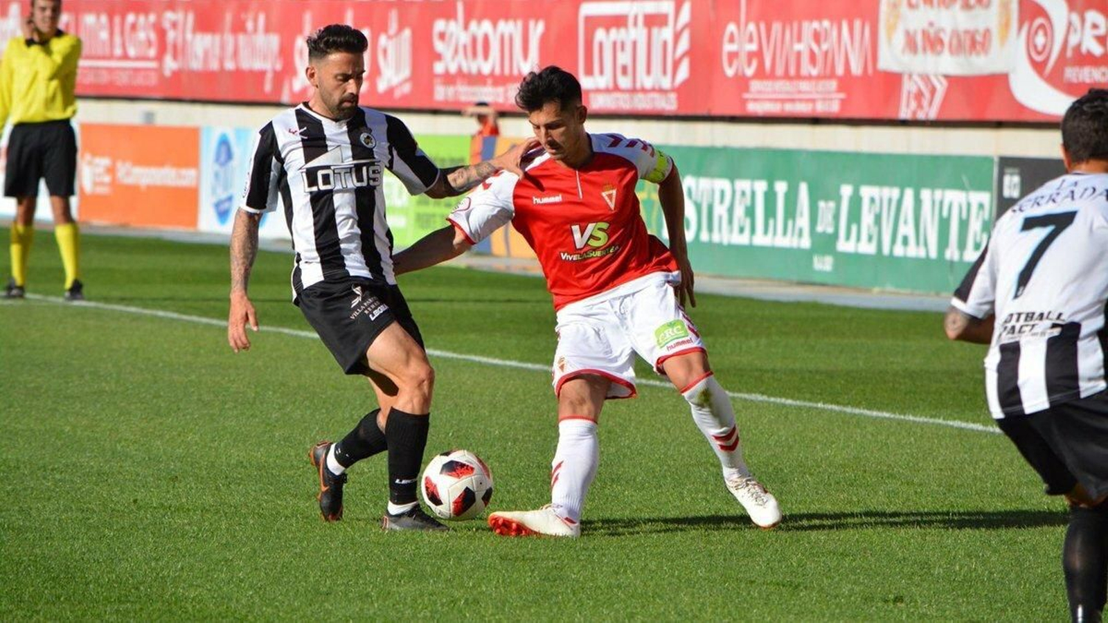 Pirulo, autor del 0-1, ante un adversario