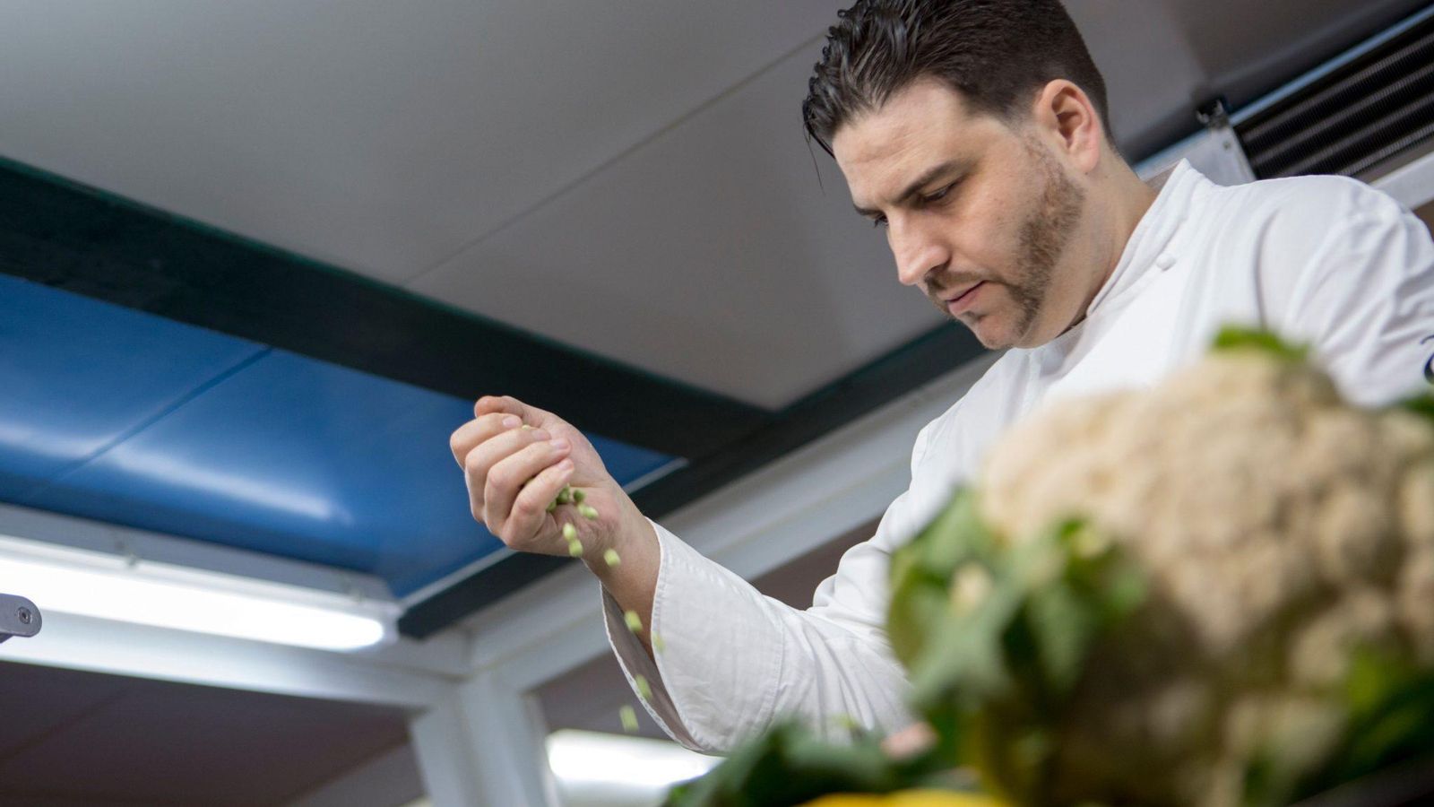 El cocinero onubense Xanty Elías, en sus cocinas.