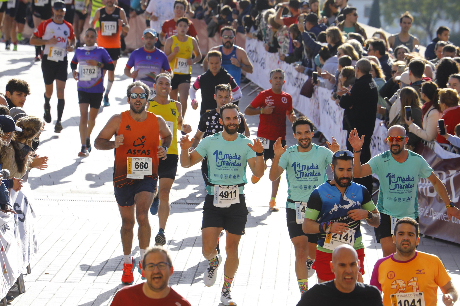 La gloria de cruzar la Puerta del Puente: imágenes de la meta de la 36 Media Maratón de Córdoba