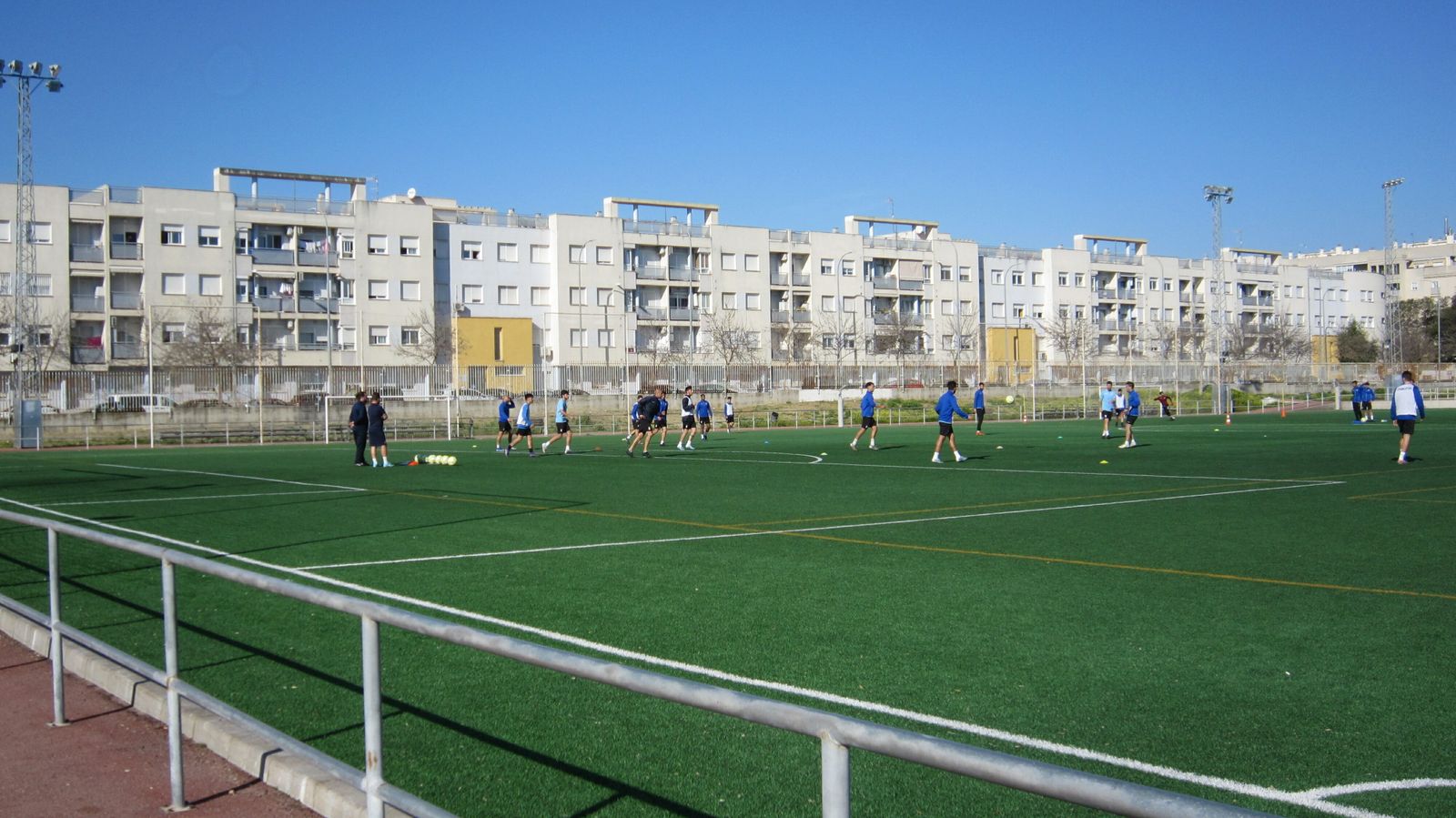 Ensayo del teórico equipo titular, sin peto: Quirós, Iván Caballero, Dani Jurado y Gonzalo en defensa.