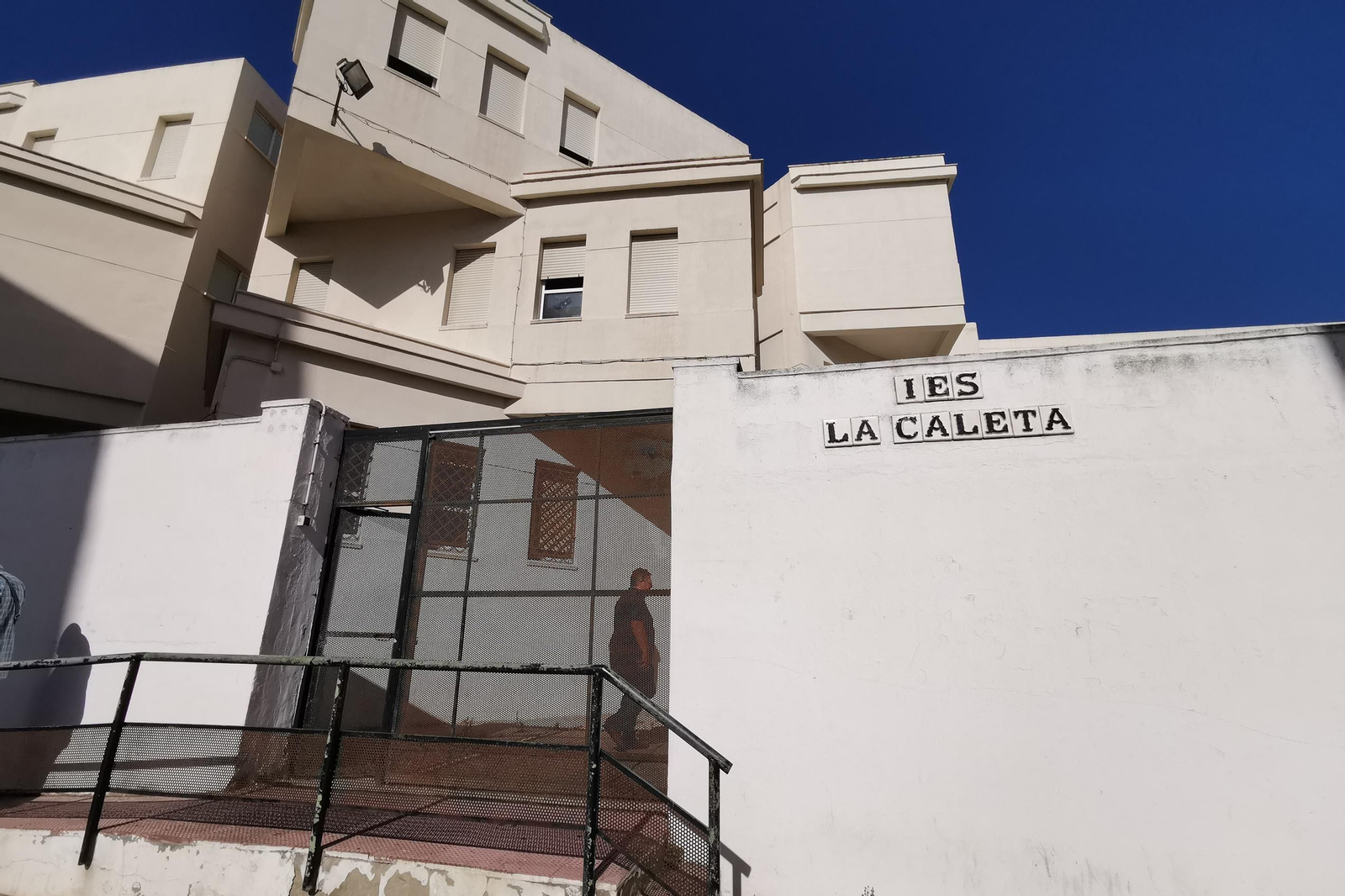 Fachada del Instituto de Enseñanza Secundaria La  Caleta