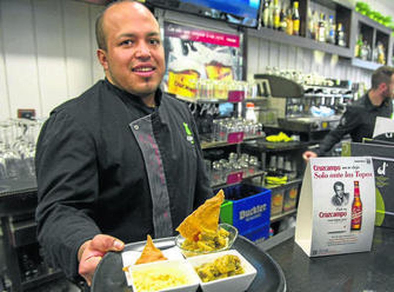 1. Un centenar de bares granadinos participan en esta ruta gastronómica que permite tapear con sabor a cine clásico. En la imagen, una de las tapas especiales preparadas por el bar D´platos. 2. Este año el festival de cine clásico de Granada está consagrado al actor Gary Cooper.