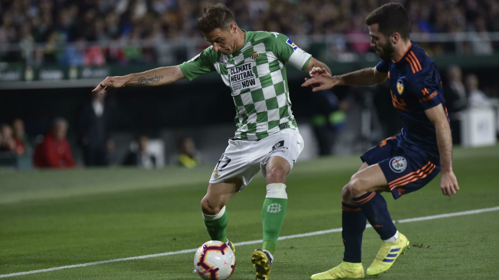 Joaquín conduce ante la defensa de Gayà.