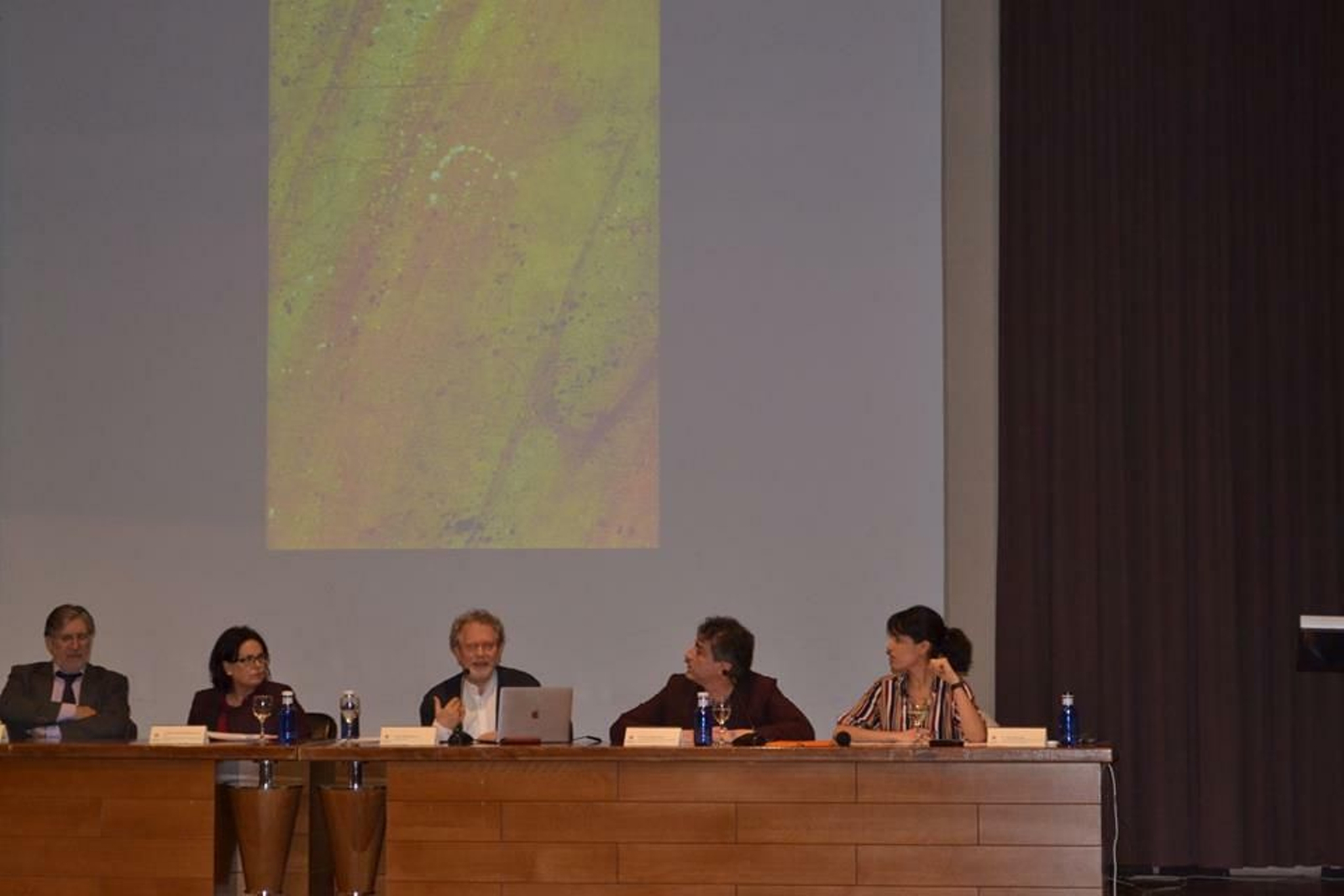 Georges Didi-Huberman, en el centro, en plena conferencia.