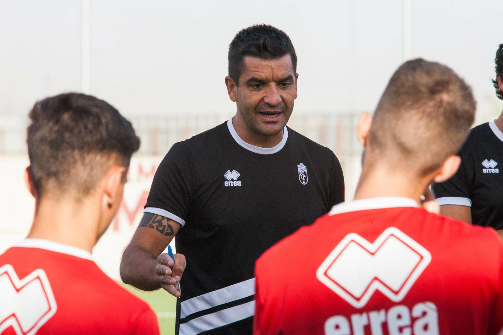 Rubén Torrecilla se dirige a sus jugadores durante una sesión de entrenamiento.