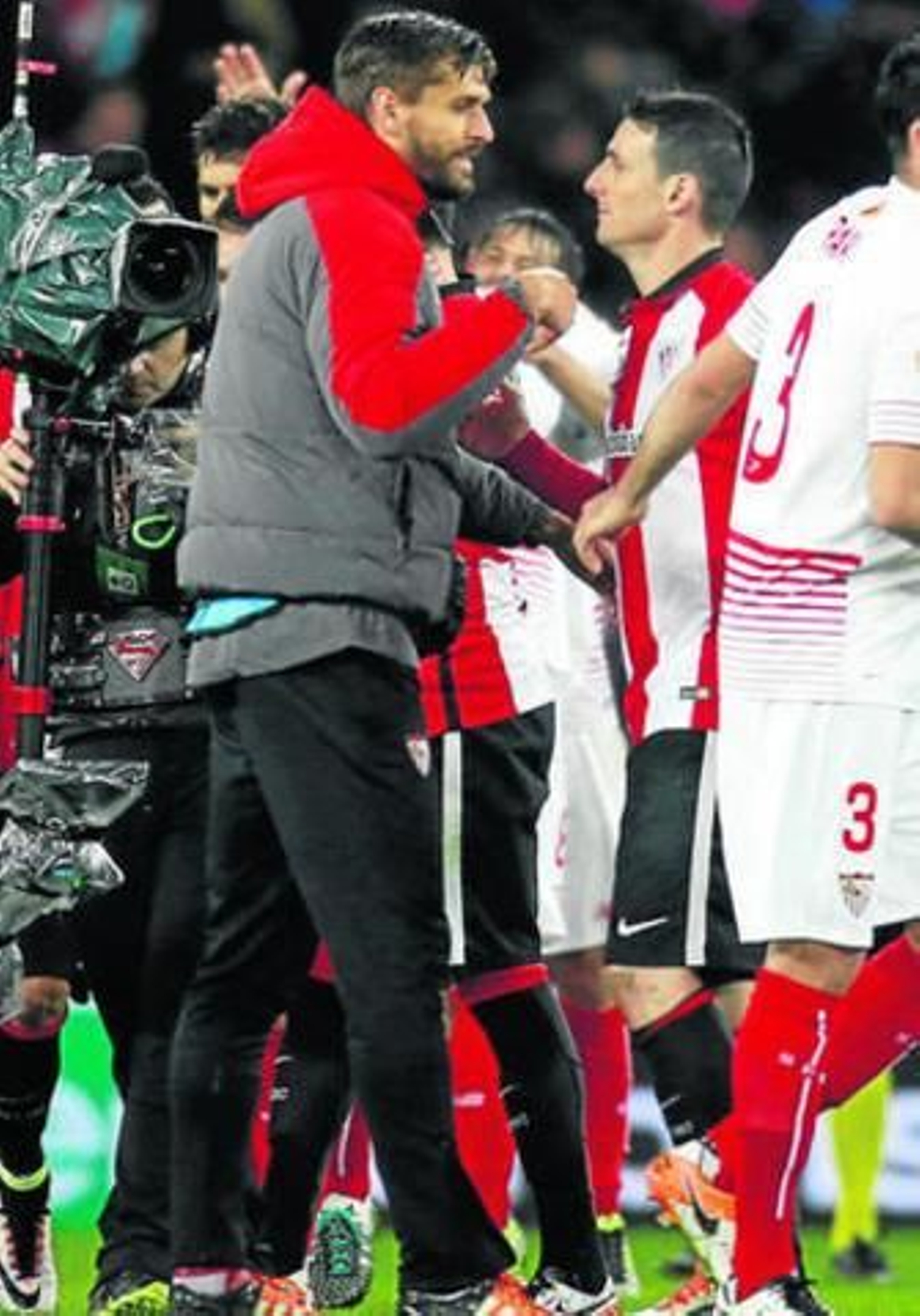 Llorente saluda a Aduriz al término del partido del jueves.