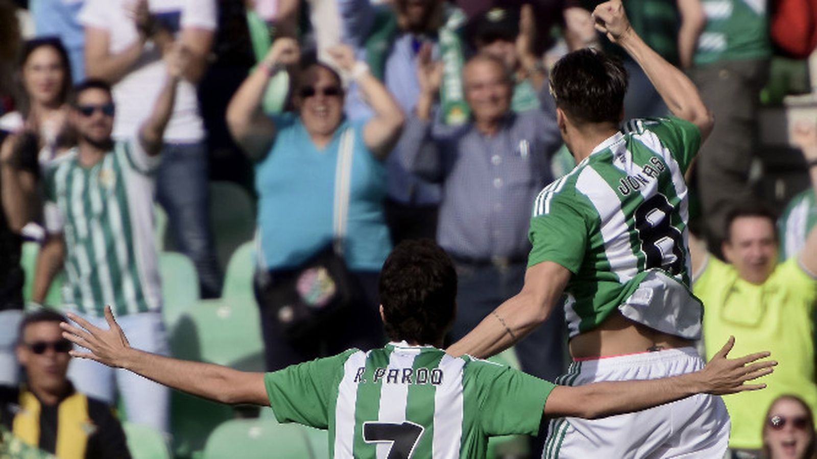 Los jugadores del Betis celebran uno de los goles.