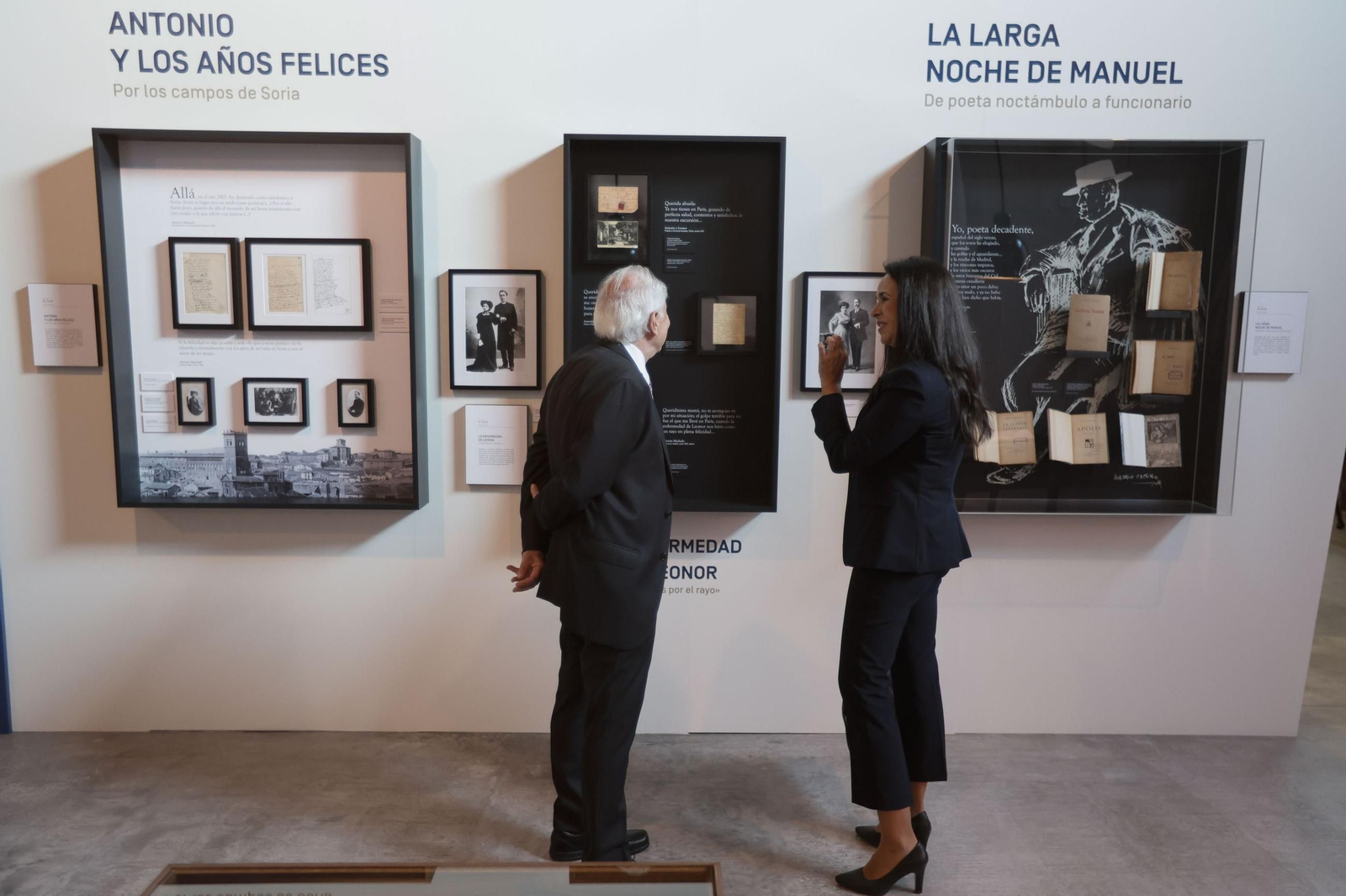 Las imágenes de la visita del Rey a la exposición de los Hermanos Machado en Sevilla