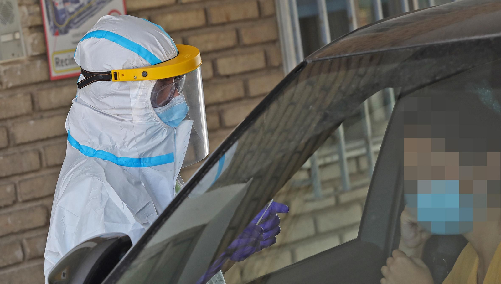 Un sanitario del hospital recoge muestras para una prueba de PCR.