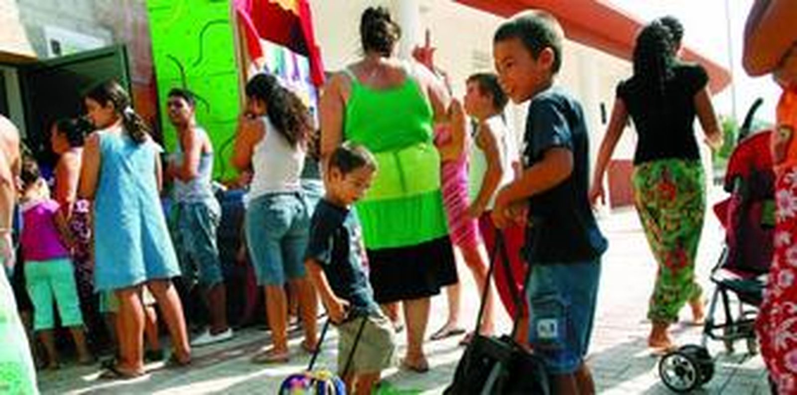 Los niños de la barriada de La Corta disfrutan de sus mochilas nuevas.