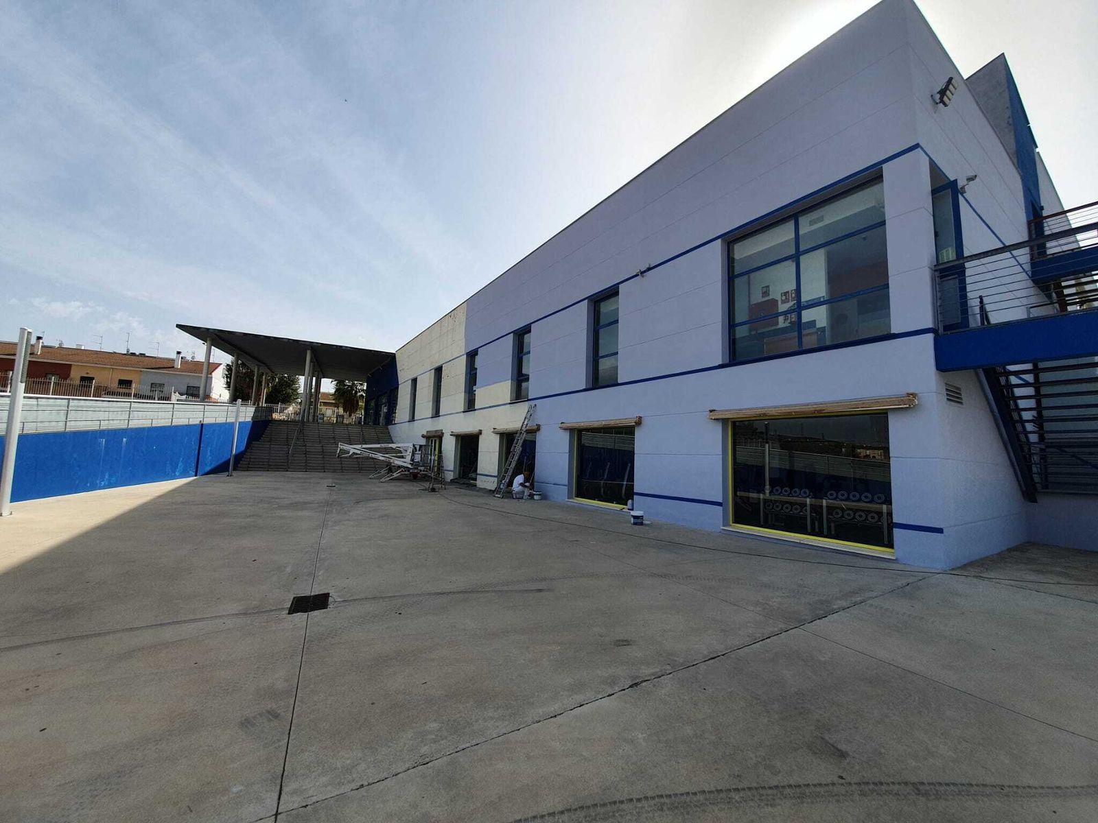 Trabajos de mejora del acondicionamiento exterior de la piscina cubierta de Lucena.