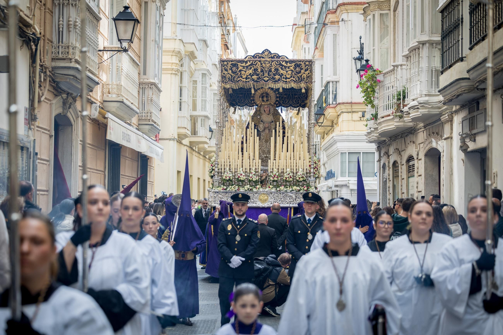 Imágenes de la salida de Columna en la Semana Santa de Cádiz 2025