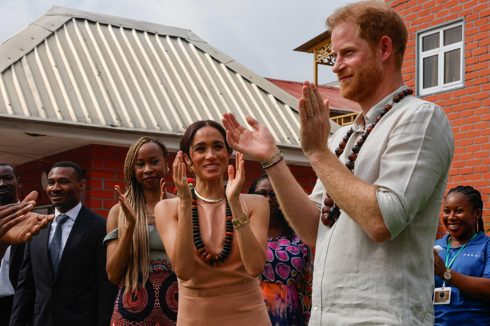 Los duques de Sussex, el príncipe Enrique y Meghan Markle, en un colegio de Nigeria