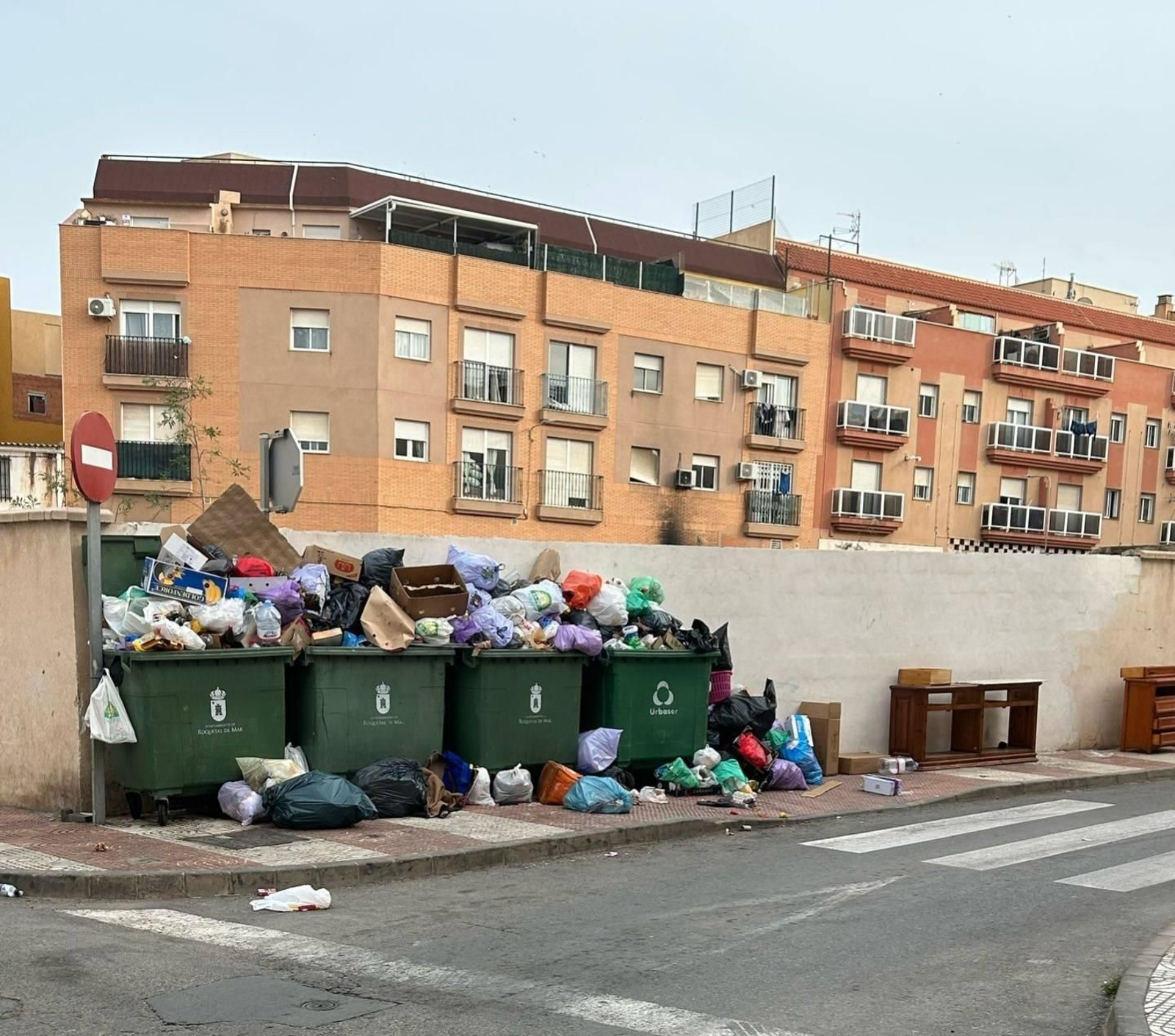 Así luce Roquetas en plena Semana Santa tras cuatro días de huelga de recogida de basura