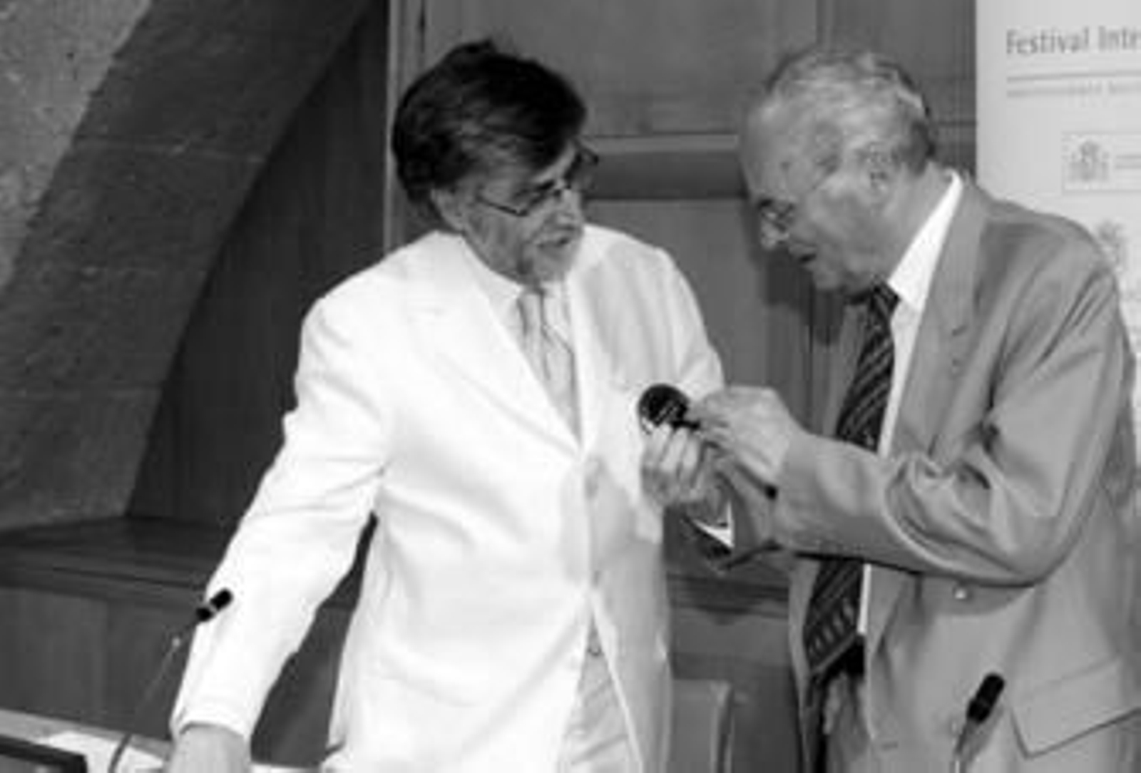 Juan Alfonso García recibe la Medalla de Honor del Festival