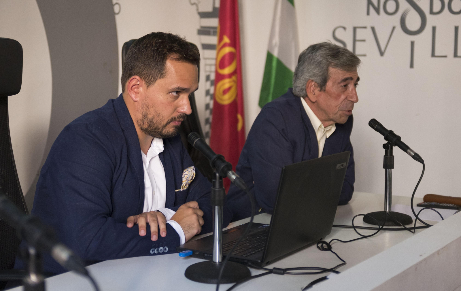 David Martín López, izquierda, profesor de Historia del Arte, junto a Ángel Elicio de Vicente, de la Logia Itálica 107.