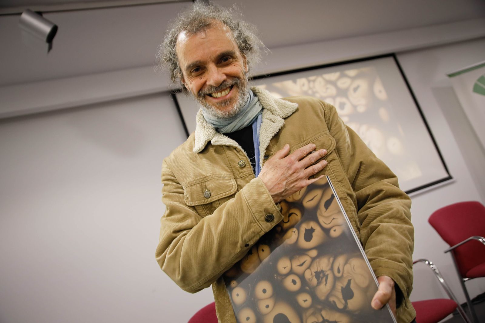 Juan Manuel Cidrón con su nuevo doble vinilo titulado ‘SLG3’,