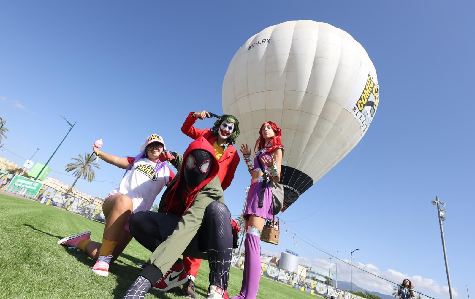 Algunos de los 'cosplayers' posan junto al globo aerostático.