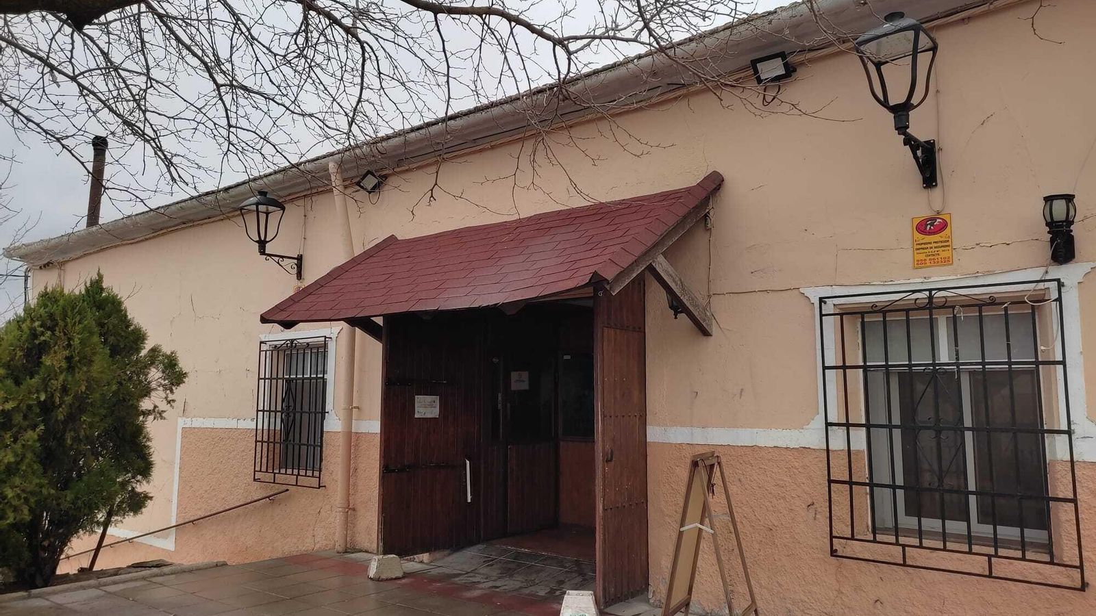 Salón social donde está el bar, en uno de los locales junto a la iglesia de Topares, que la Hermandad de Ánimas y el Obispado se disputan