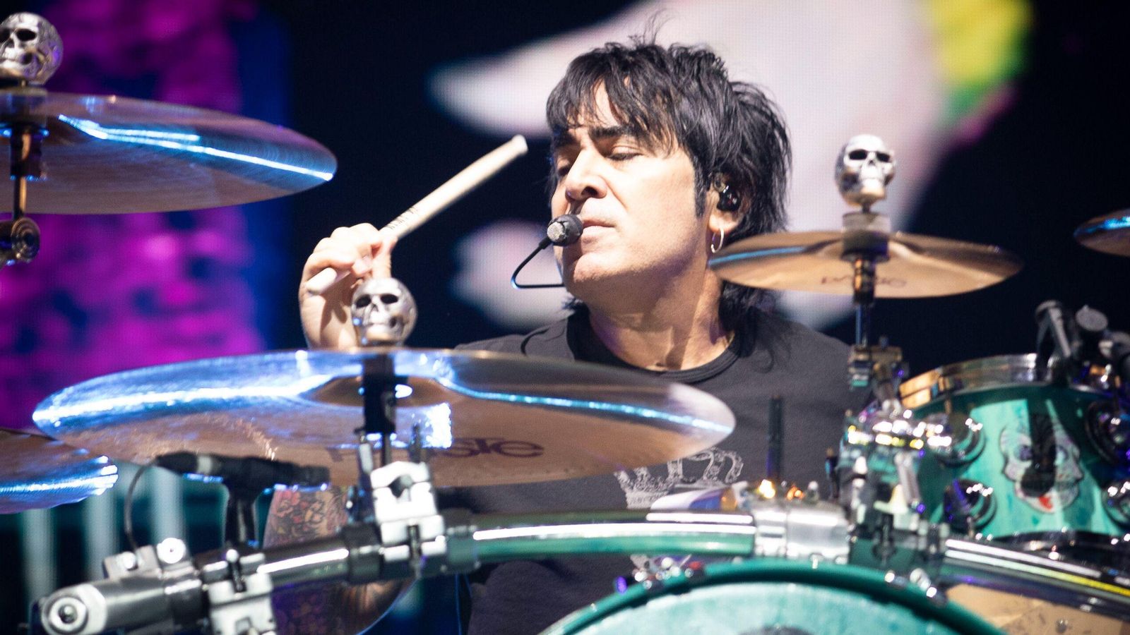 El baterista del grupo mexicano, Álex González, durante el solo que cautivó a los asistentes.
