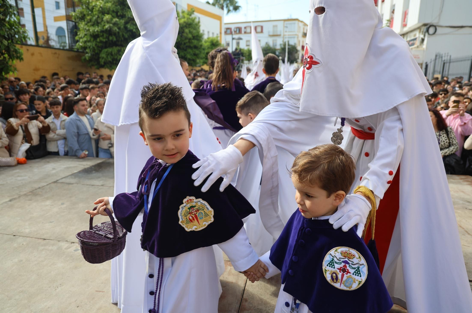 Las mejores imágenes del Lunes Santo en Huelva: Hermandad de las Tres Caídas