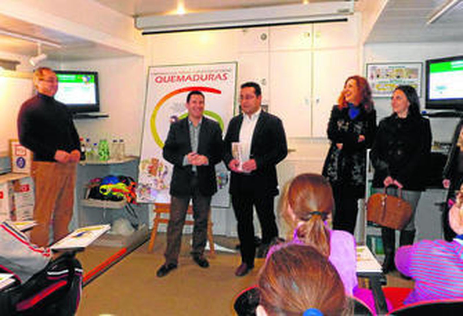 El delegado de Economía y el alcalde, Jesús Rojano, visitan el autobús.