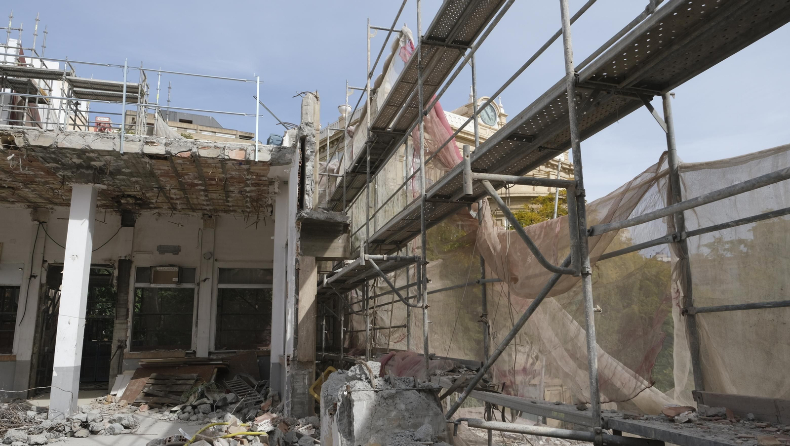 Las mejores imágenes del derribo de la oficina central de Correos en Almería