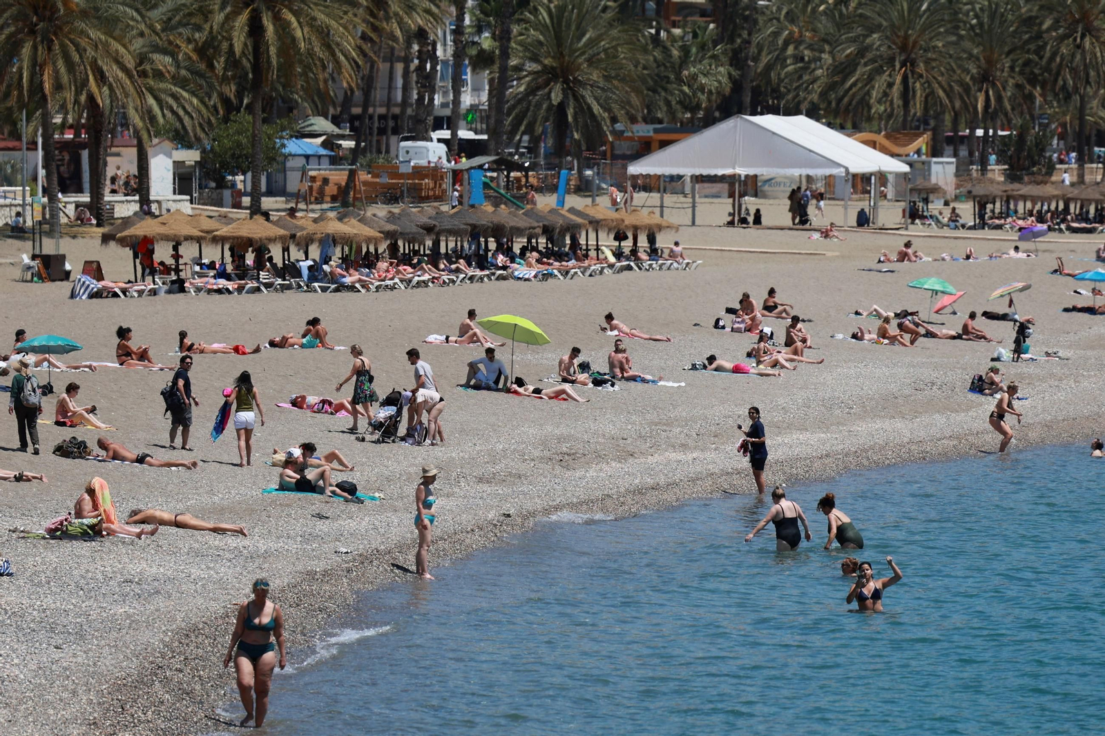 Los más de 30 grados llenan las playas de Málaga, en imágenes