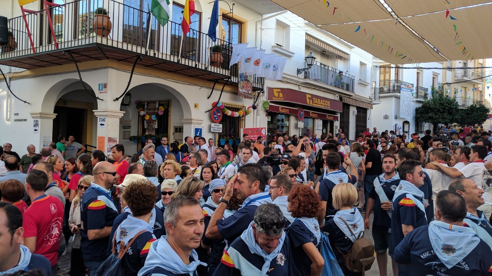 Delegaciones de los municipios participantes, ayer por la tarde a las puertas del Ayuntamiento.