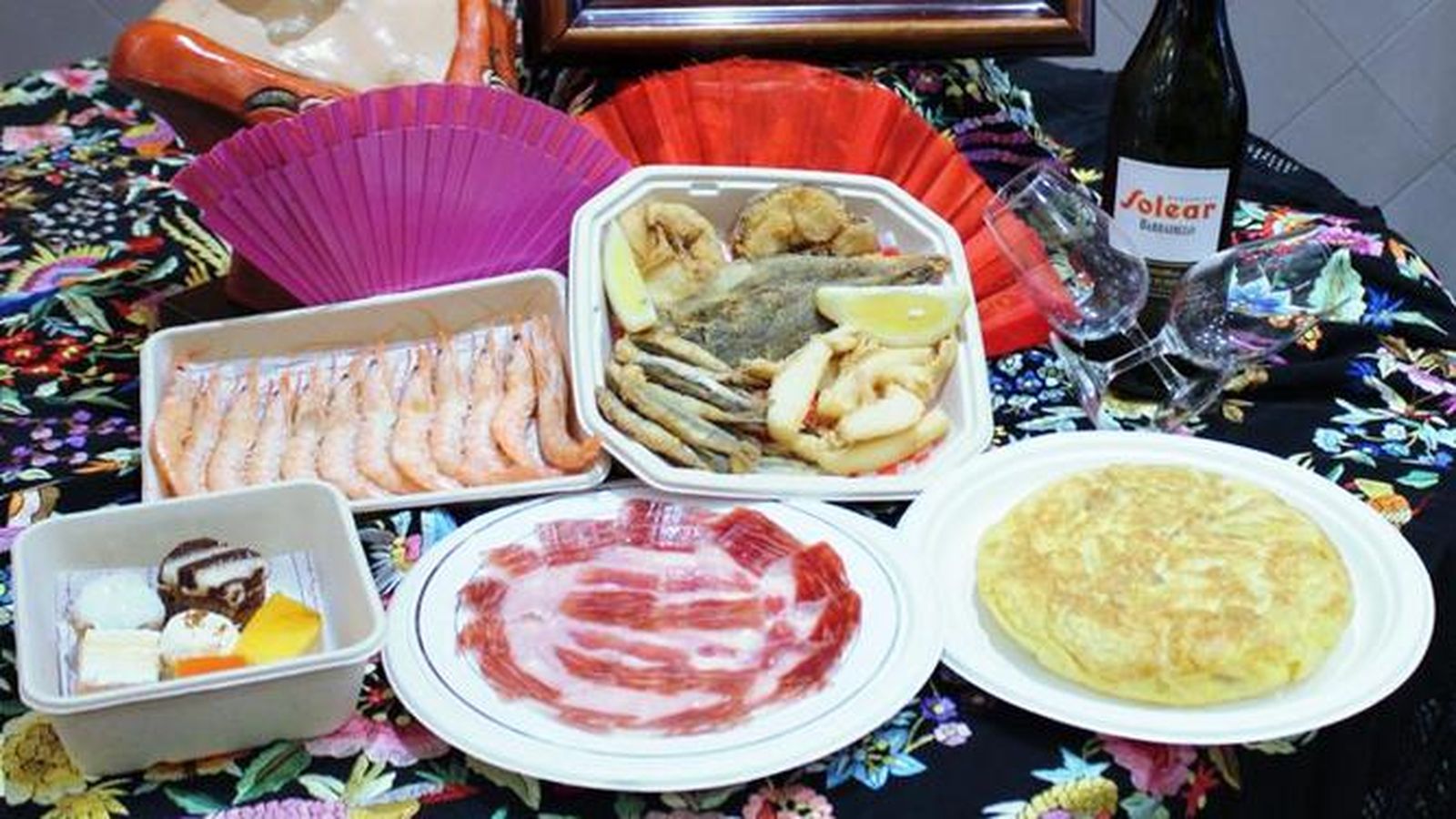 En el menú feriante de Manolo Mayo no falta el jamón, el pescaíto frito, las gambas y la tortilla.