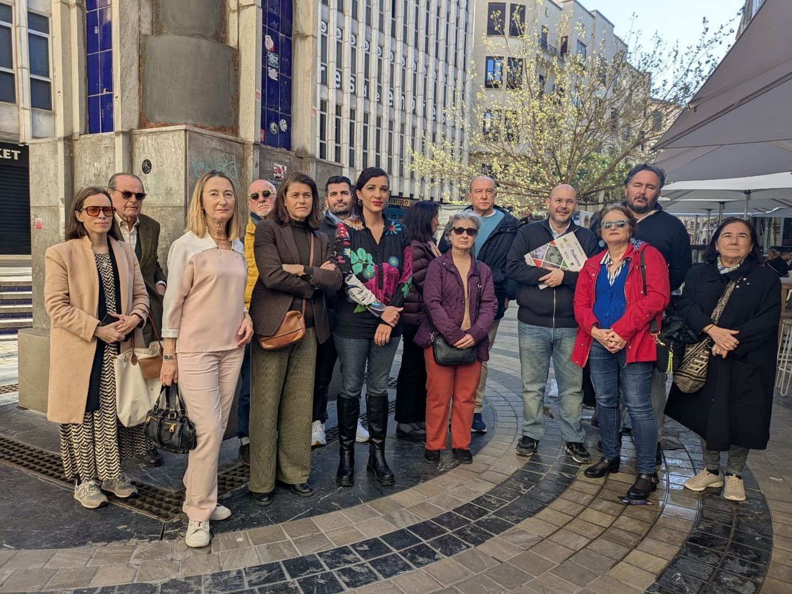 Representantes de Con Málaga con vecinos del Centro.
