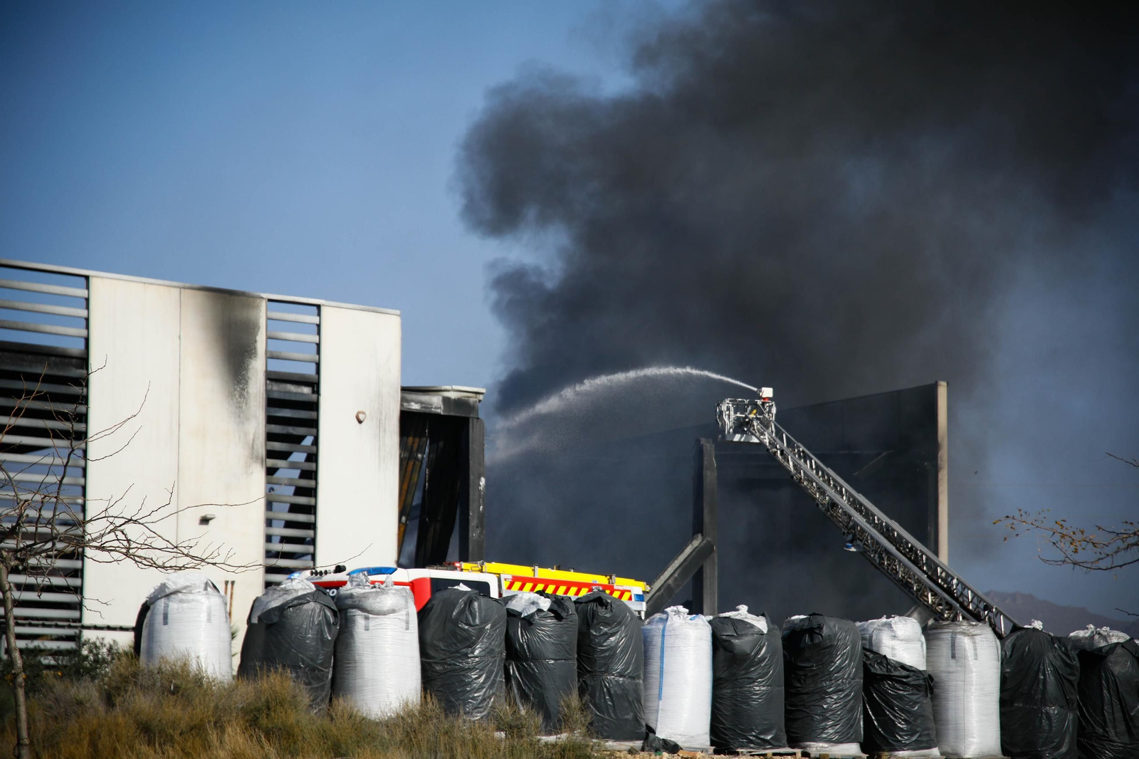 Nuevo incendio en la nave de Hintes Oil Europa en el PITA
