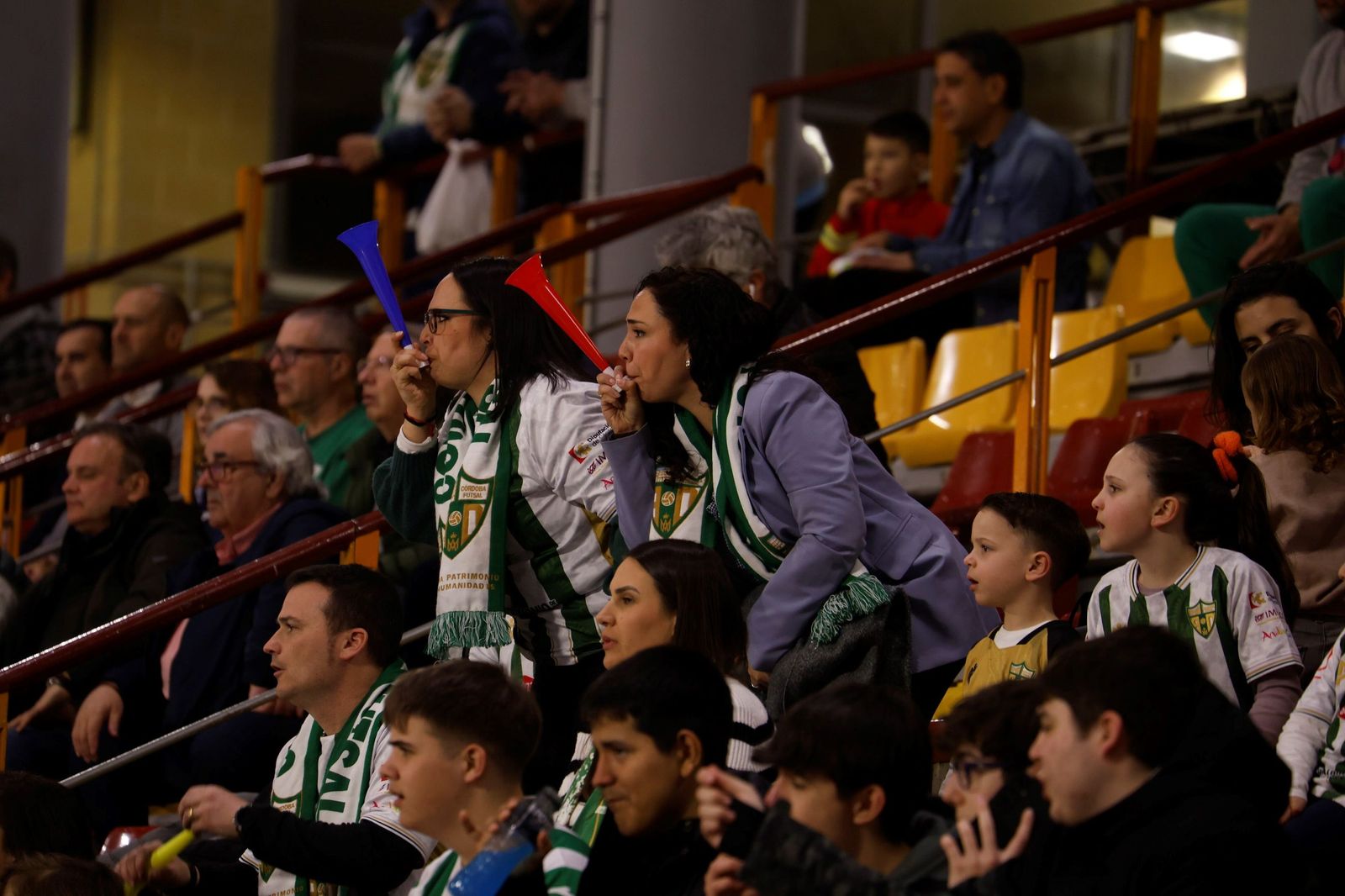 Las mejores fotos del ambiente en Vista Alegre para el Córdoba Futsal - O Parrulo Ferrol