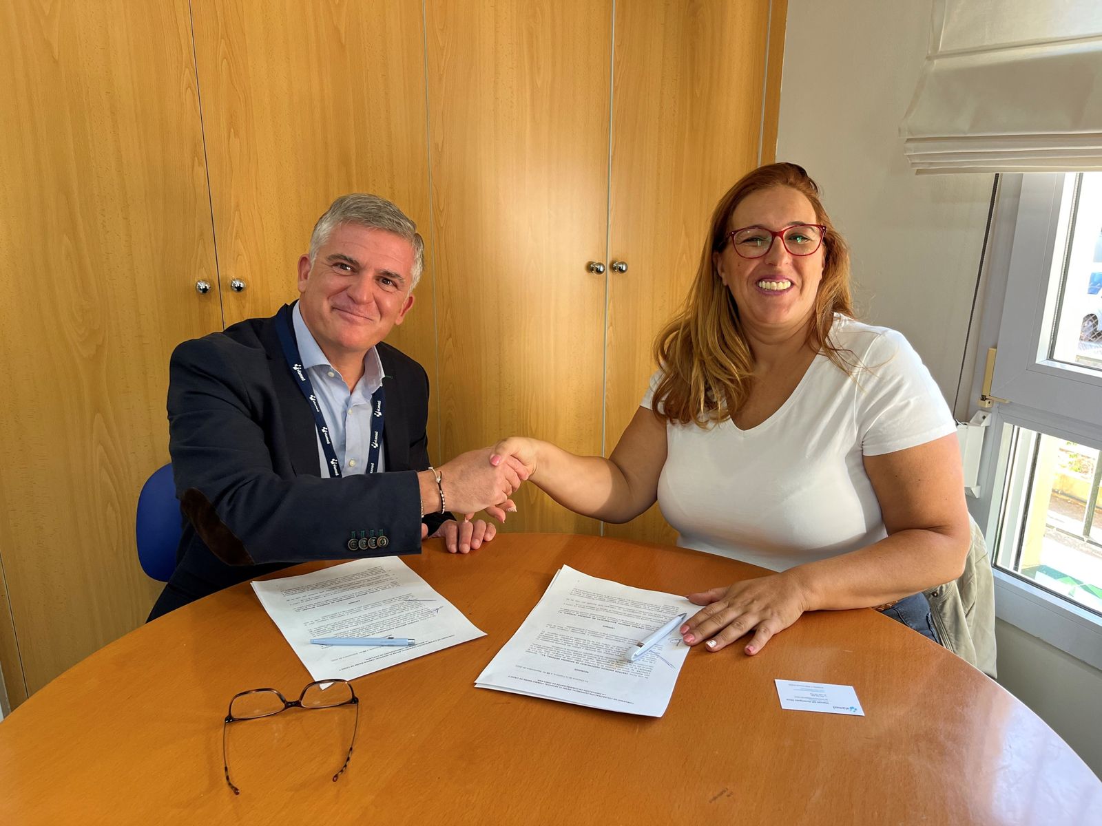 El gerente del Hospital Viamed Bahía de Cádiz, Manuel Mª Rodríguez Silva, junto a la presidenta de la Asociación de comerciantes Viva Chiclana,  Ana Belén Mota Gómez.