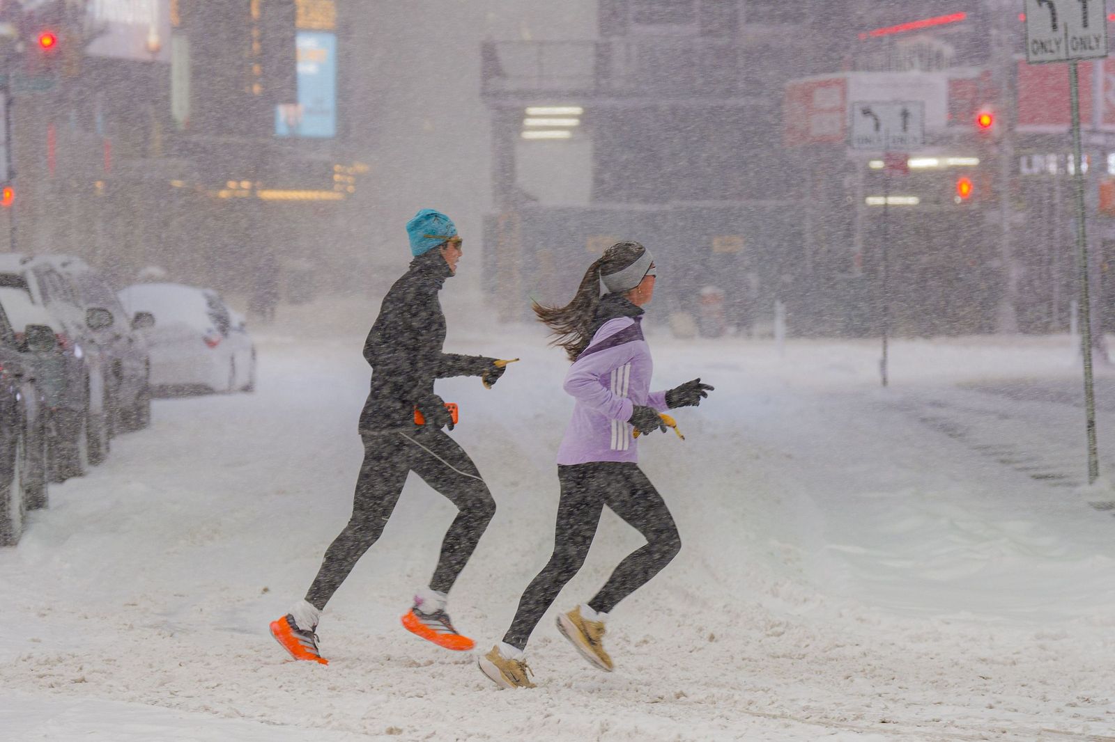 Las gélidas y blancas imágenes que deja la tormenta monstruosa en los EEUU