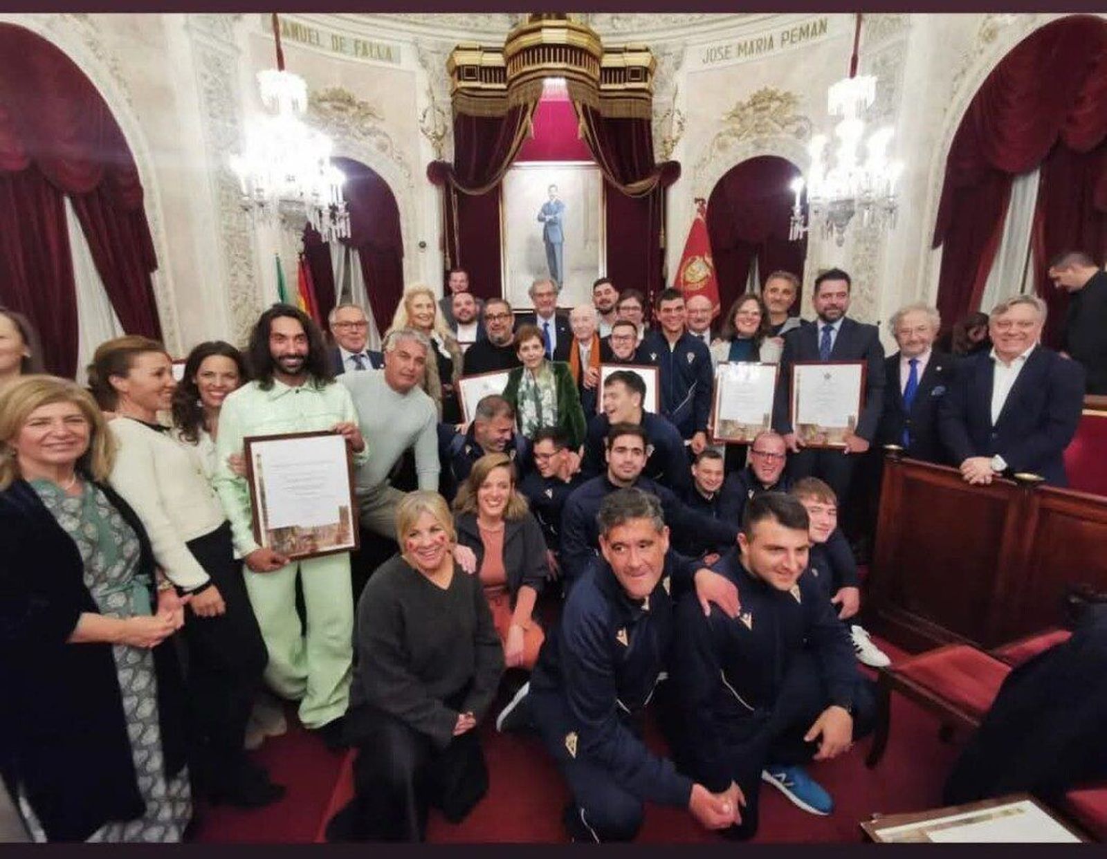 La concejala de Cultura, Maite González García Negrotto, autoridades y la junta y miembros del Ateneo de Cádiz,  con el grupo de premiados tras finalizar el acto de entrega.